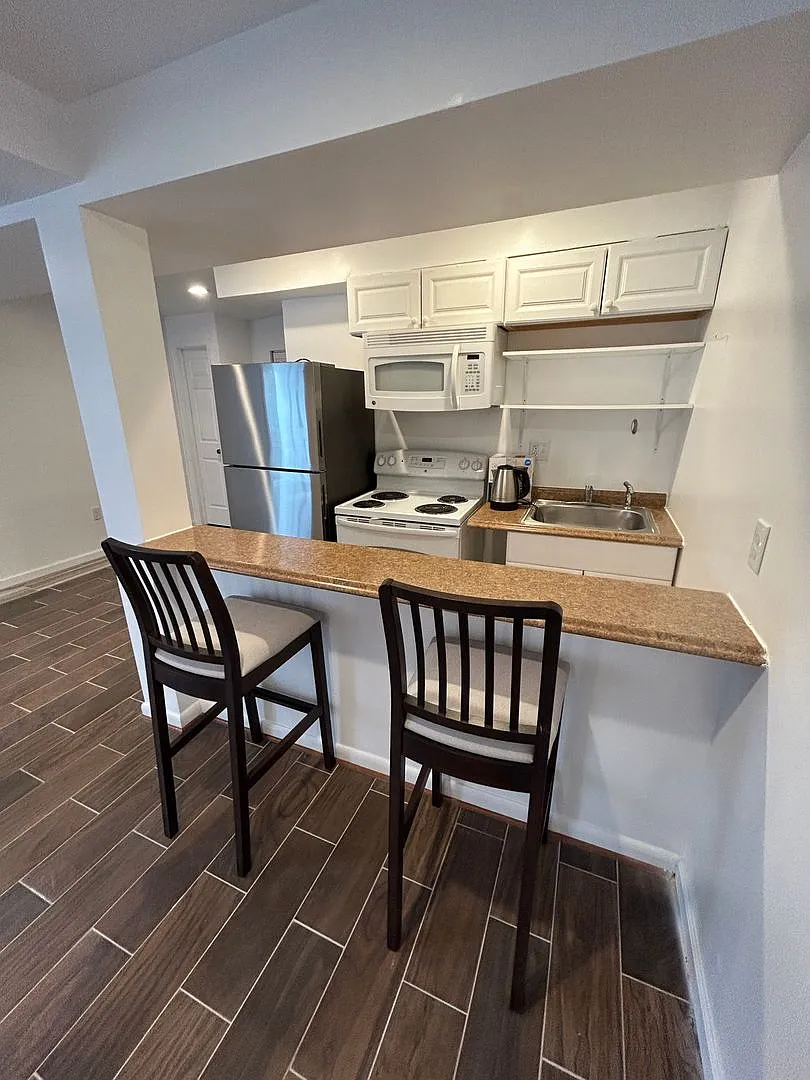 Super Cute BSMT "Studio" Apartment = All Utilities included — Photo 2