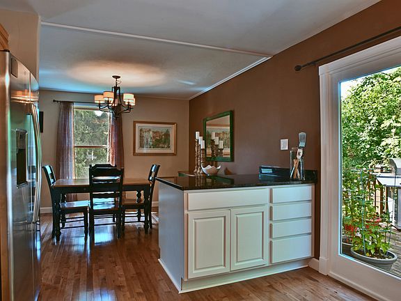 4th image of 1011 Essel Ct W
