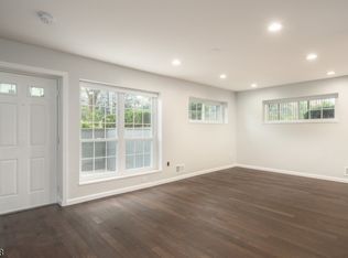 24 Rider Ct, Newark, NJ 07103