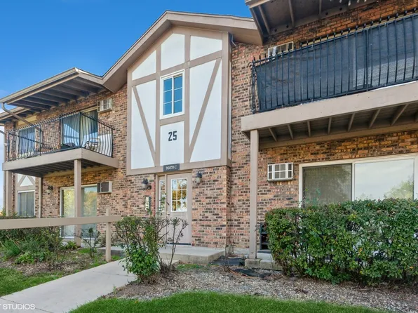 9S070 S Frontage Rd APT 211, Willowbrook, IL 60527