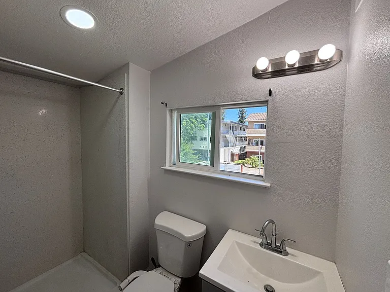 656 S 7th St — Photo 11