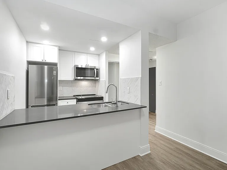 1360 Hornby St — Photo 1