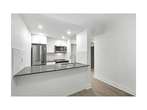 1360 Hornby St Photo 1