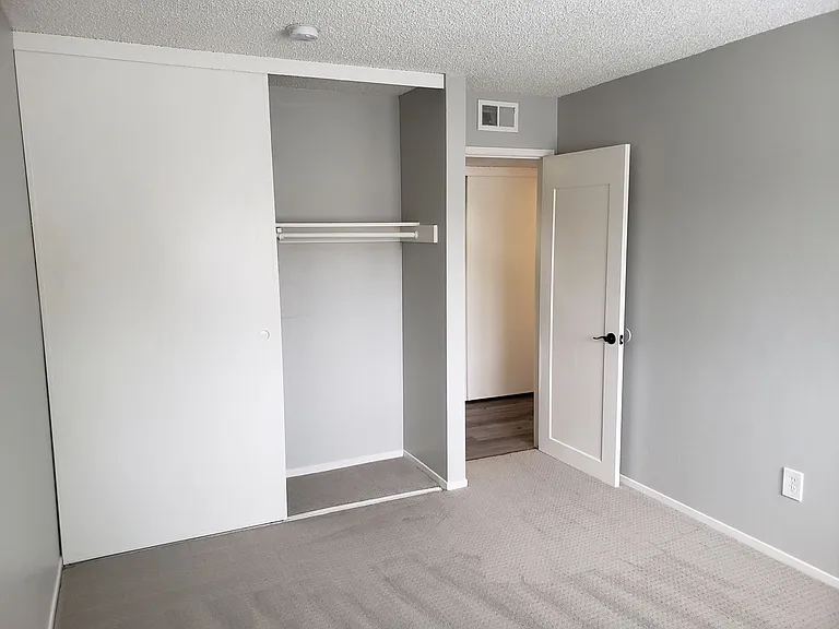 The Huntington Apartments — Photo 23