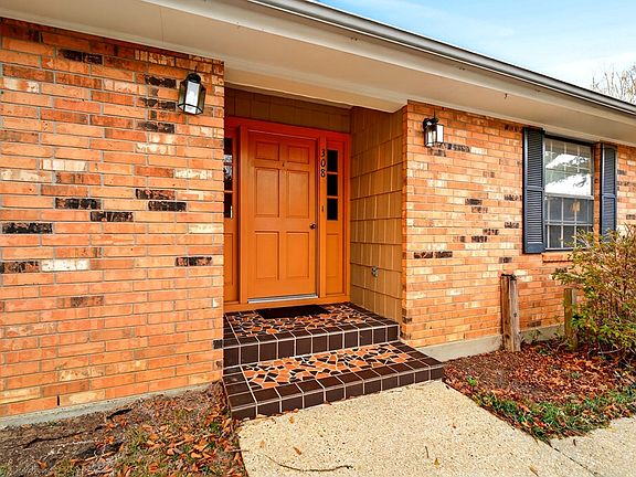 4th image of 308 E Lakeshore Dr