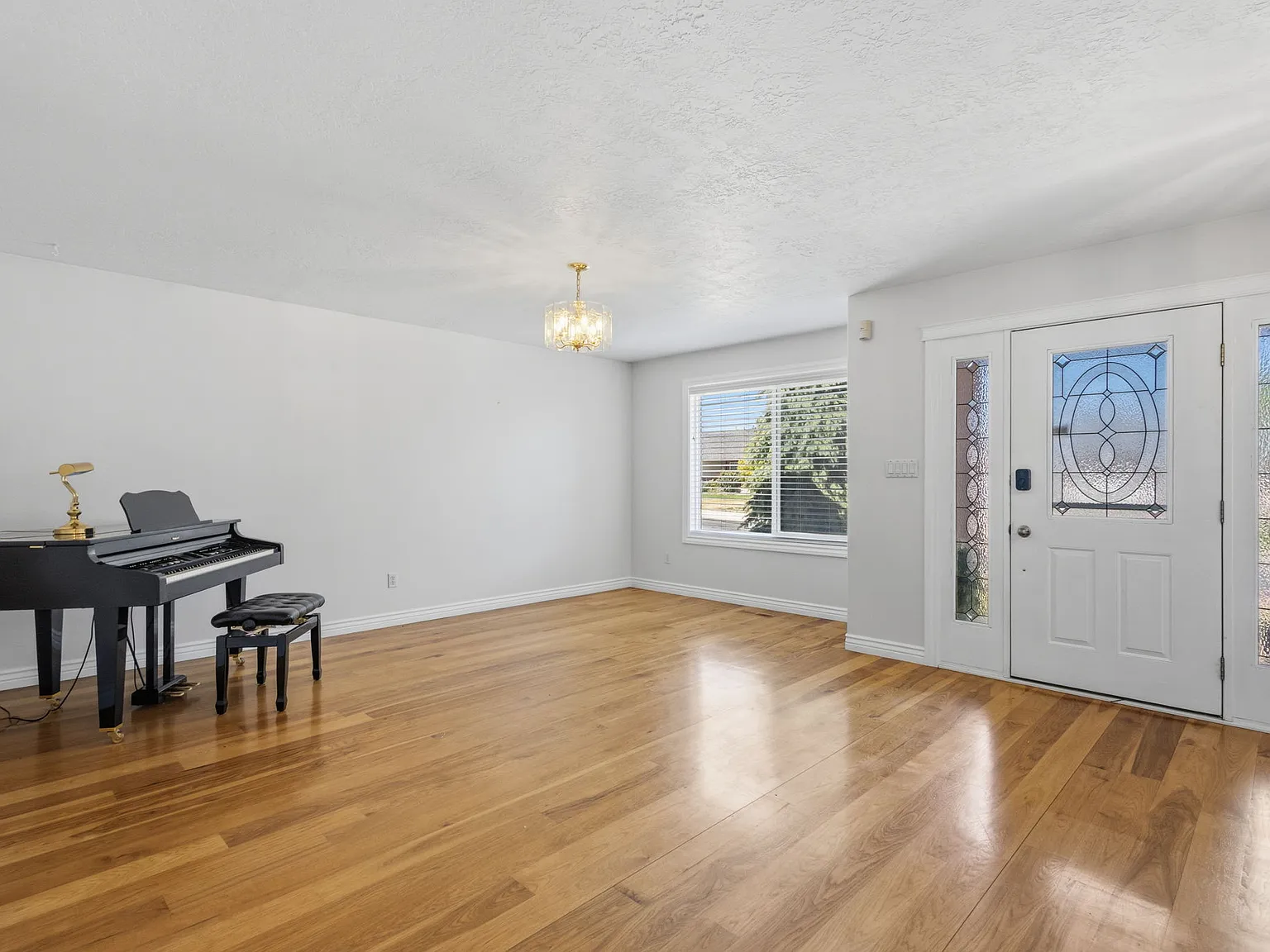 3 bed, 2061 sqft, $2,200 — Photo 4