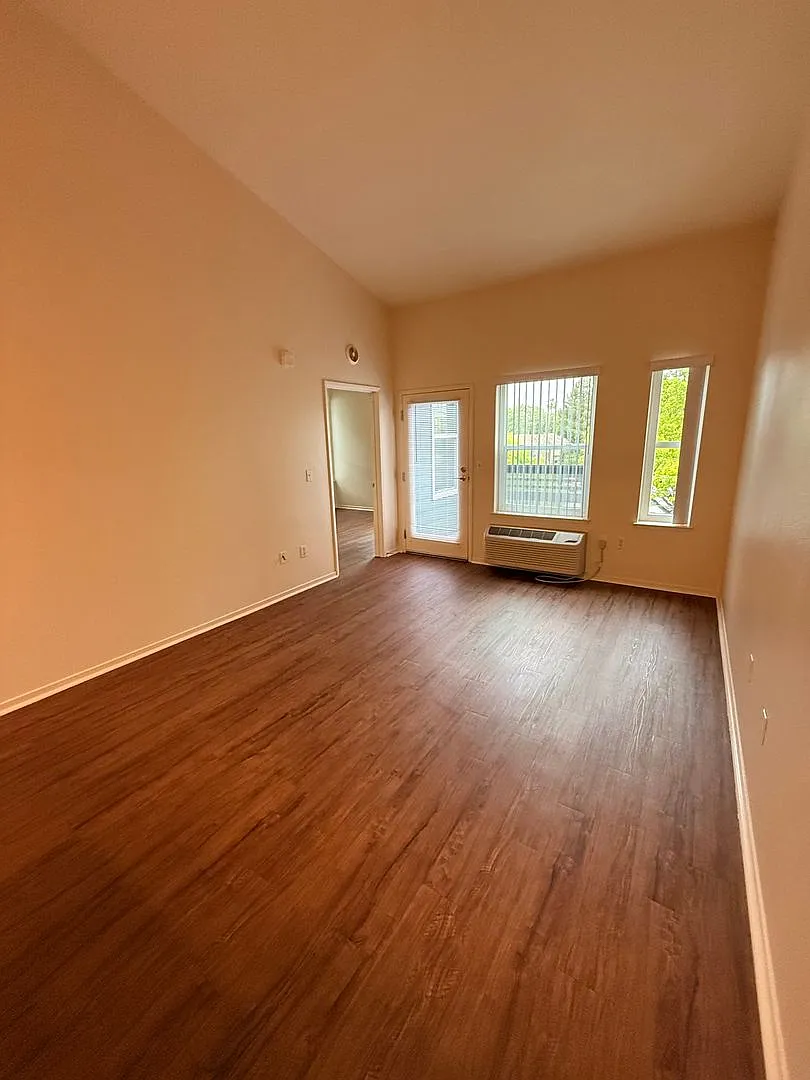 Lenzen Square Apartments — Photo 2