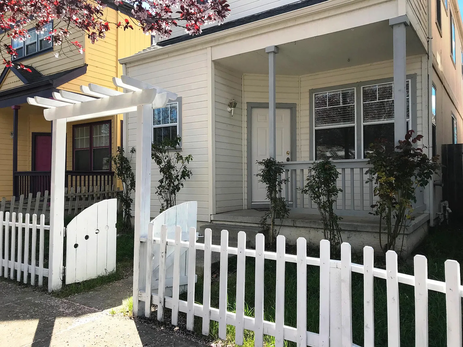 1471 Eardley Ave — Photo 2