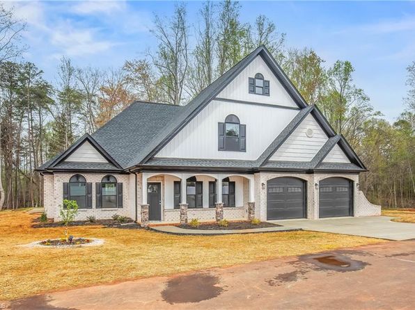 1424 Moonlight Way, Winston Salem, NC 27106