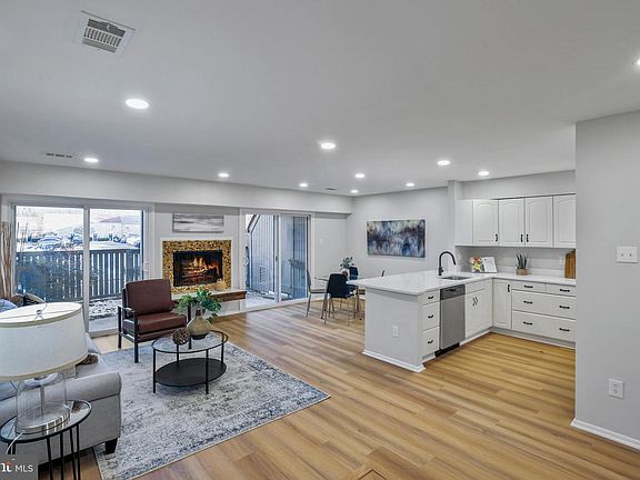 4th image of 3966 Woodhue Pl