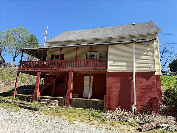 2nd image of 100 Hickory St