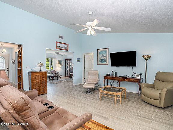 5th image of 1030 Mayflower Ave