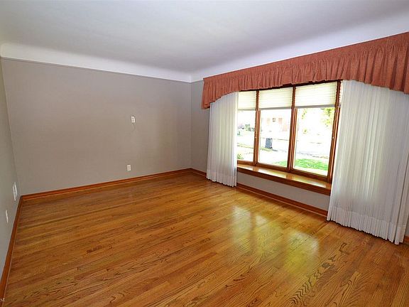2nd image of 28324 Grant St
