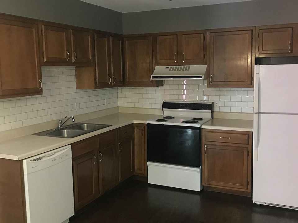 Kitchen:  Dishwasher, garbage disposal, Self-cleaning oven, 