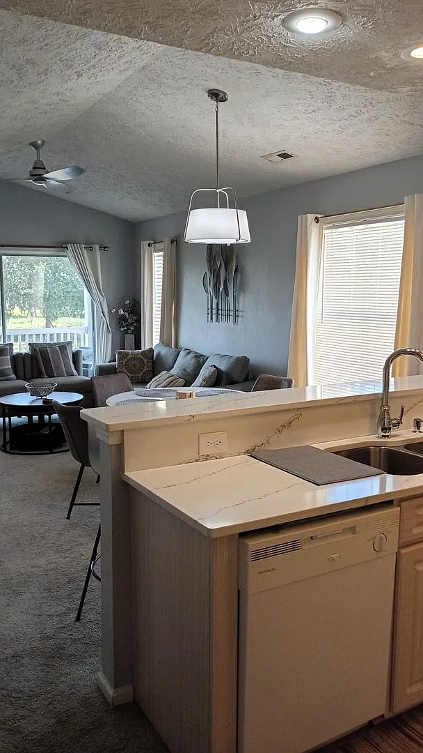 River Oaks Condos — Photo 4