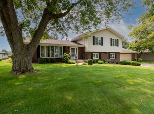 110 Diane Dr, Lexington, IL 61753