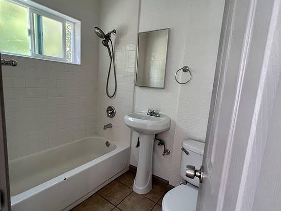 3rd image of 1219 Greenfield Dr #B1