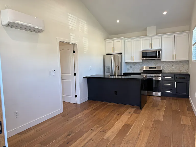 23662 Community St — Photo 4