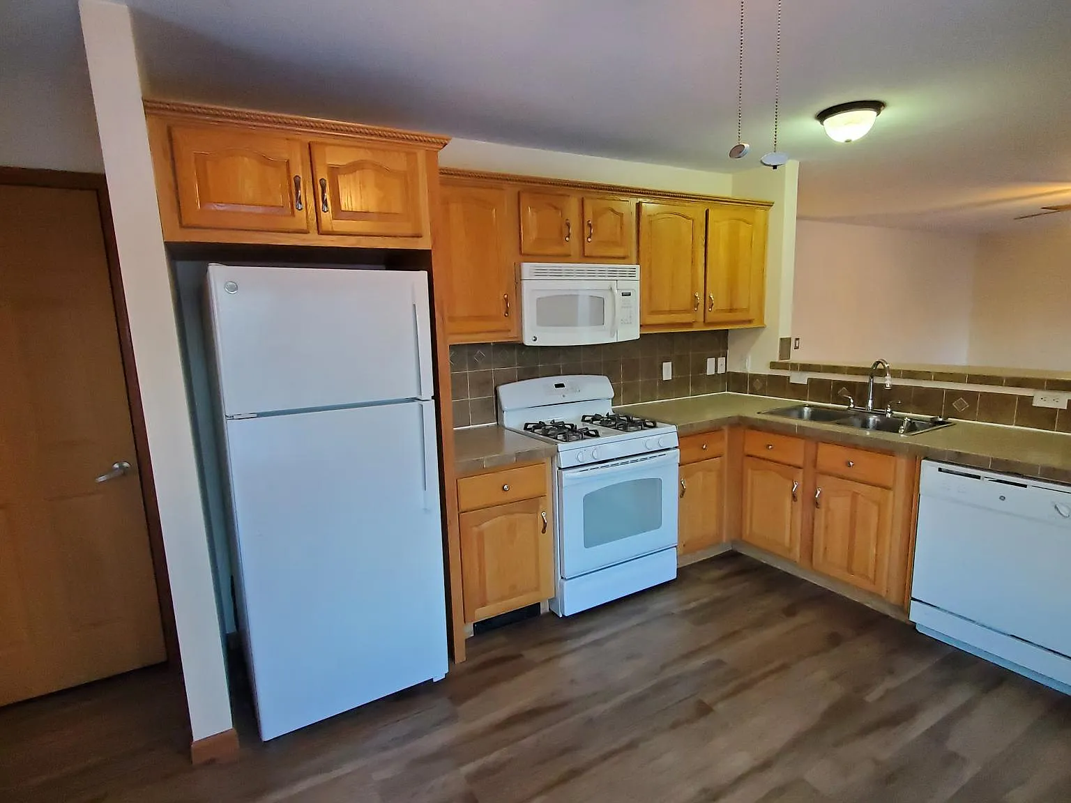 427 Trenton Ave — Photo 4