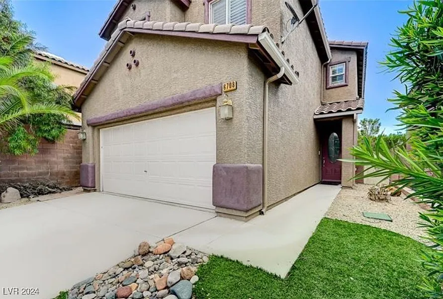 4 bed, 2.5 bath, 2045 sqft, $2,699 — Photo 3