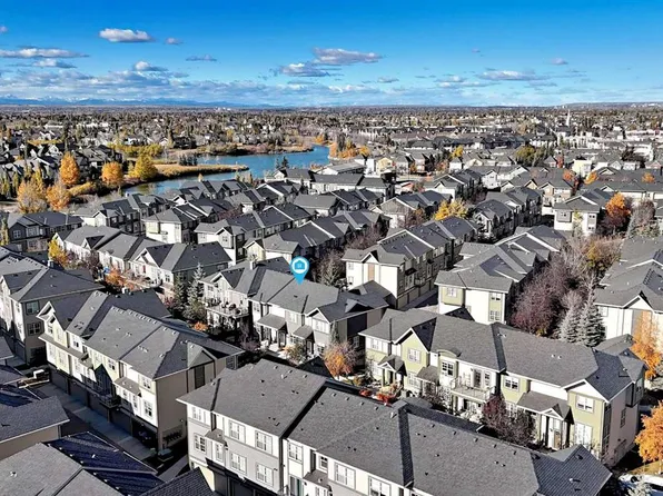 1022 McKenzie Towne Vlg SE, Calgary, AB T2Z 1E4