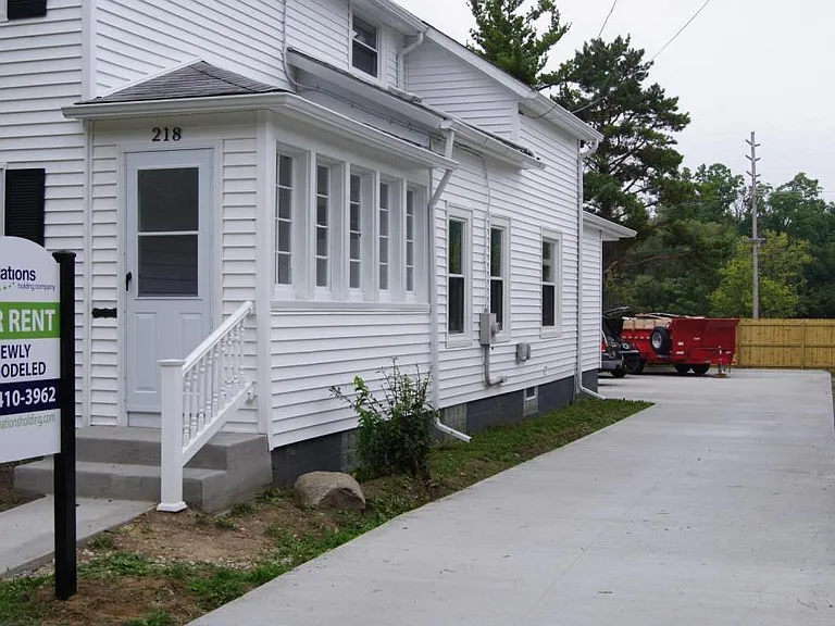 218 E Smith Rd — Photo 2