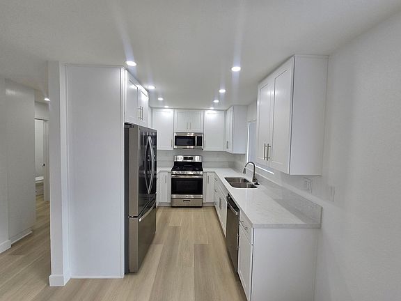 4th image of 220 12th St APT 14
