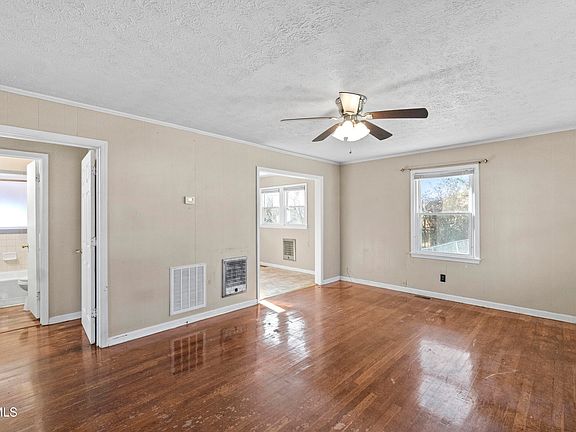 4th image of 212 Young St