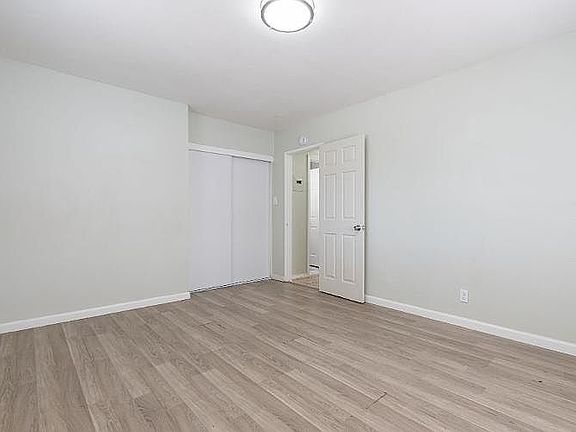 4th image of 400 E Lancaster Blvd