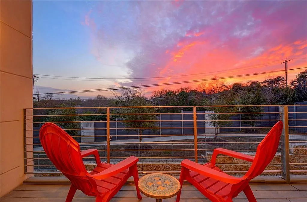 Breathtaking 3bed/2.5Bath Loft near SOCO in Gated Community! — Photo 3
