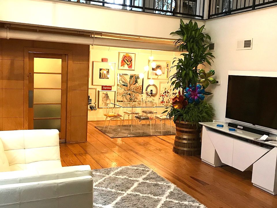 2-story living room with furnture
