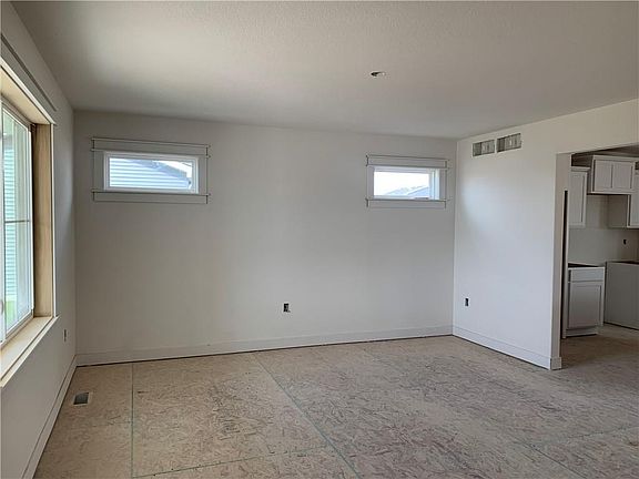 5th image of 703 Sunset Dr SE