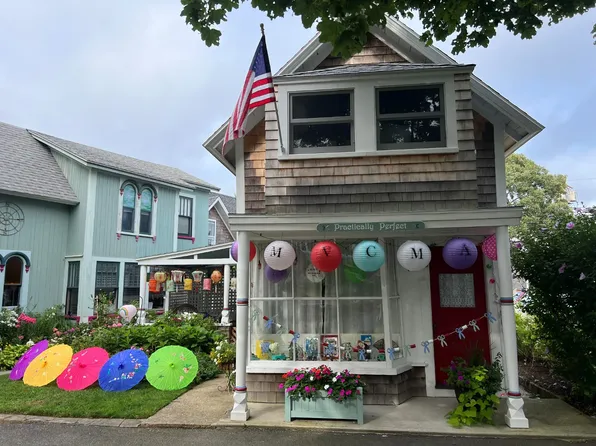 22 Montgomery Sq, Oak Bluffs, MA 02557