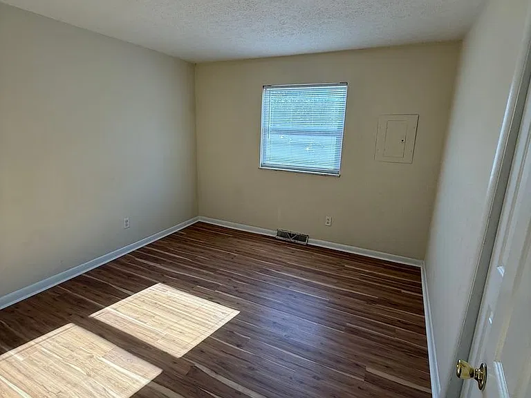 Lawrence Glen Apartments — Photo 25