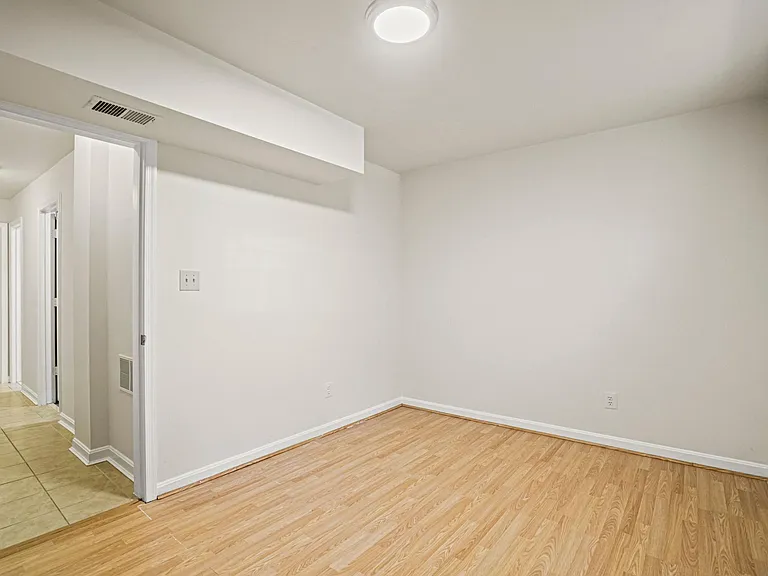 1141 N Vernon St — Photo 43