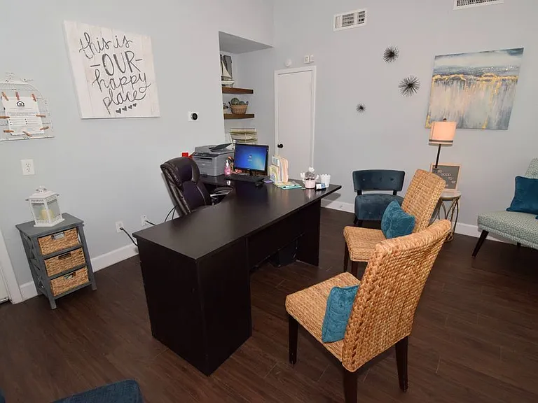 Lakeshore Villa Apartments — Photo 5