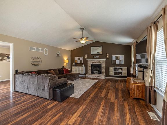 5th image of 48 Glen Meadows Dr