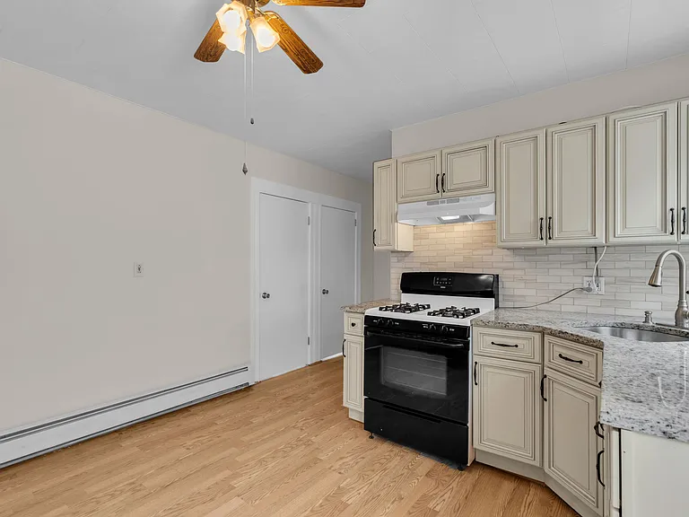 199 Hayward Pl #B — Photo 13