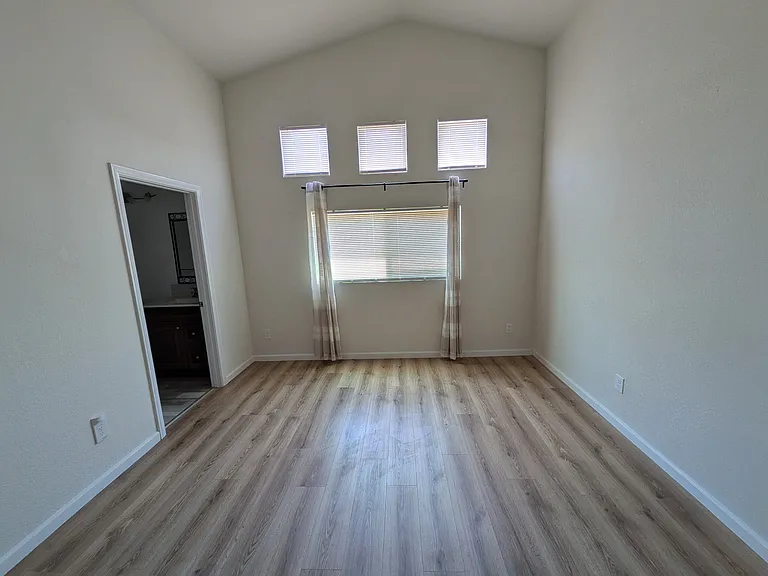 585 Hildale Cir — Photo 8