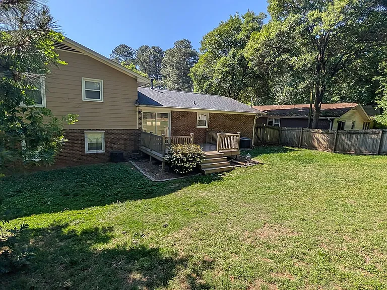 2400 Lawrence Dr — Photo 14