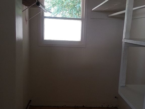 Guesthouse walkin closet