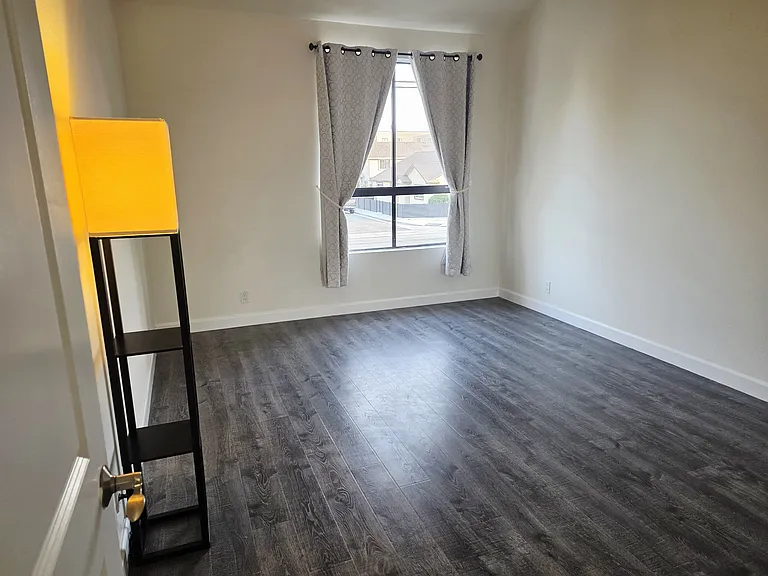 4868 Embassy Cir — Photo 10