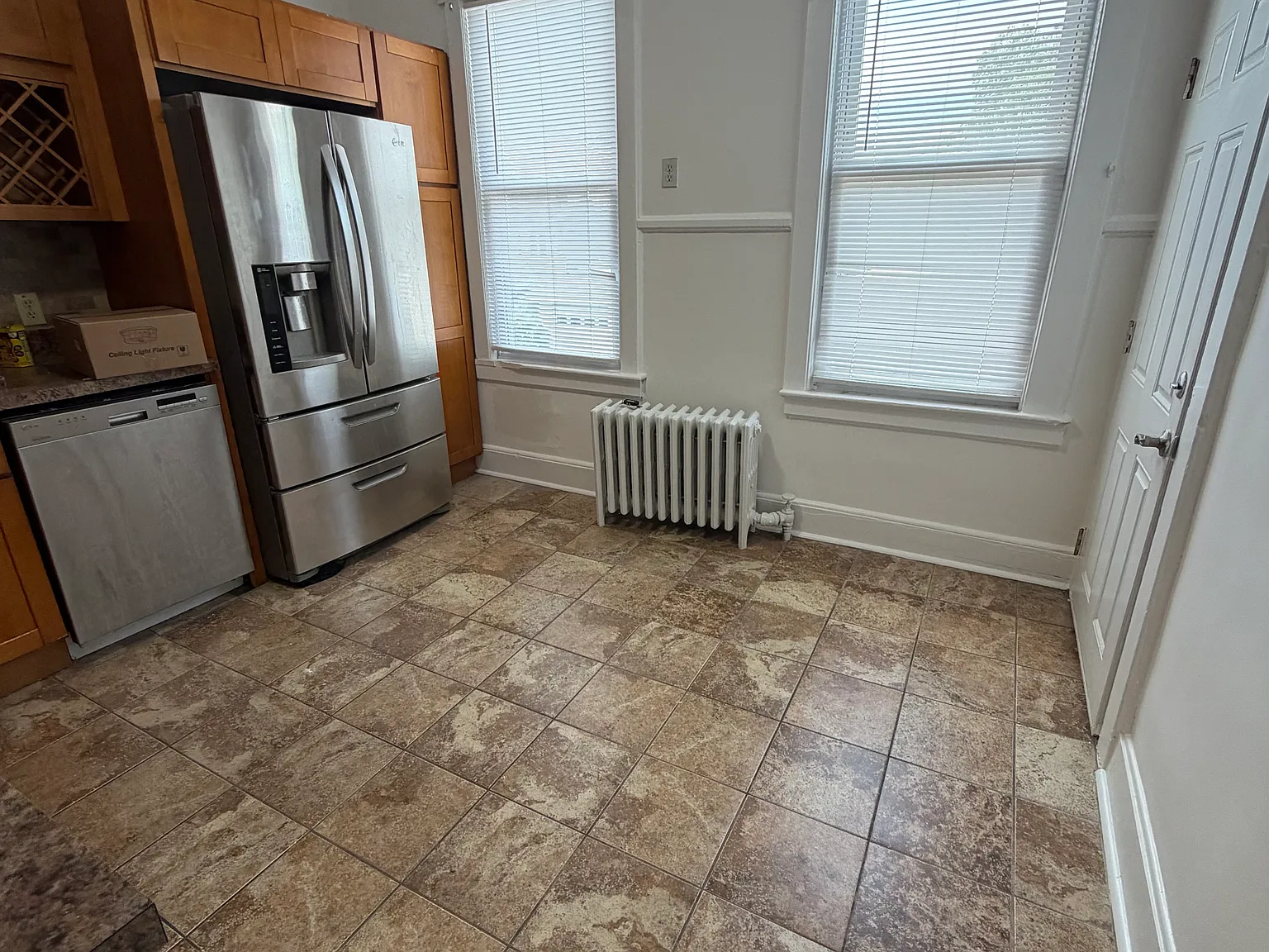 3 bed, 950 sqft, $2,700 — Photo 3