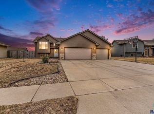 507 Rosewood Dr, Harrisburg, SD 57032