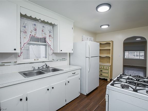 3rd image of 1014 Roslyn Ave SW