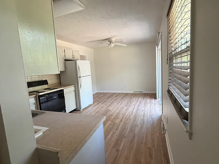 112 Longwood Ln #B — Photo 6
