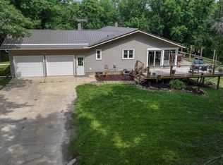 11437 E Bennington Rd, Fairbank, IA 50629