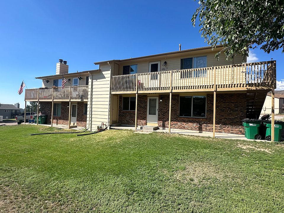 Large front lawn with beautiful huge tree