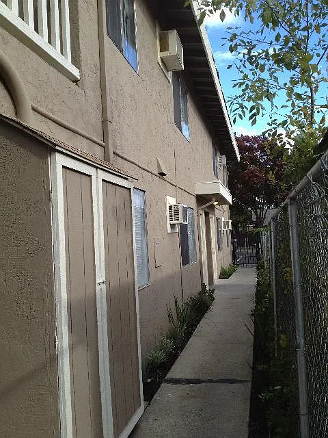 Charming 1 Bedroom Apartment! — Photo 3