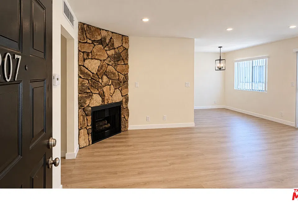 15141 Burbank Blvd #207